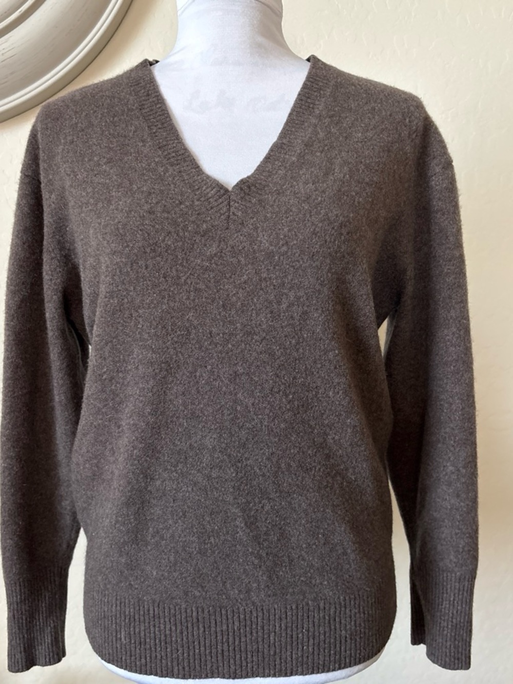 Minnie Rose 100% cashmere Women's V-Neck Sweater in Brown. L-XL